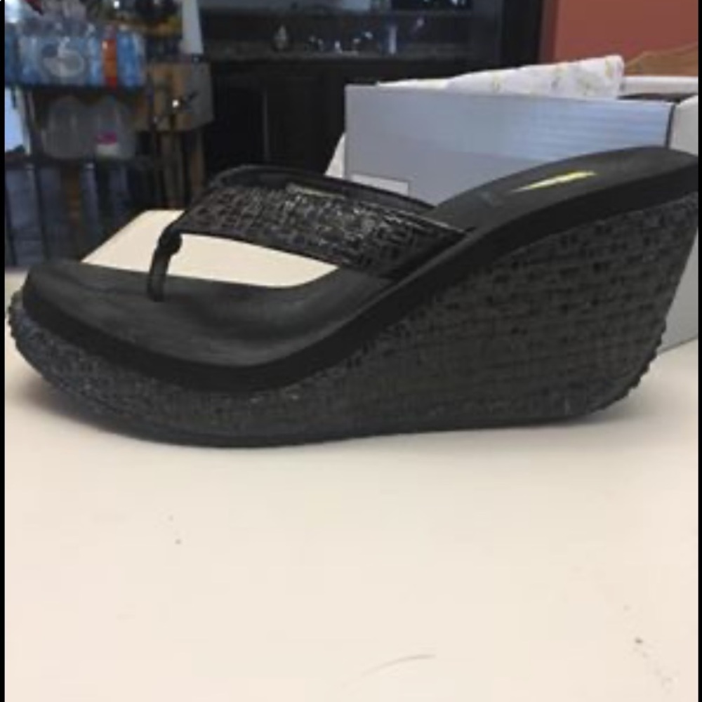 Volatile sandals